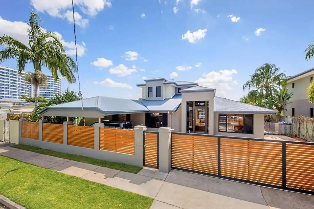 Gold Coast Stunning Waterfront Holiday Retreat Biggera Waters