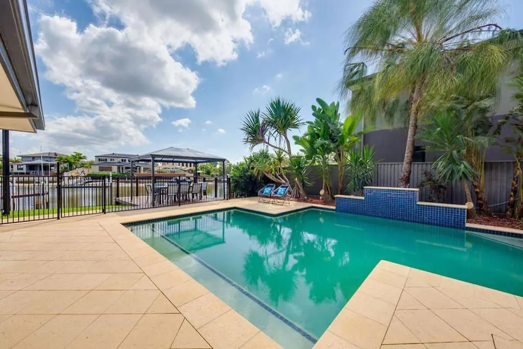 Дом отдыха Gold Coast Stunning Waterfront Holiday Retreat Biggera Waters