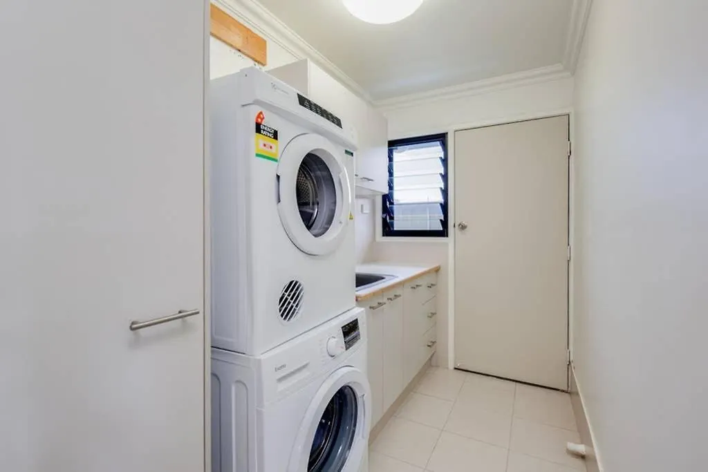 Дом отдыха Gold Coast Stunning Waterfront Holiday Retreat Biggera Waters