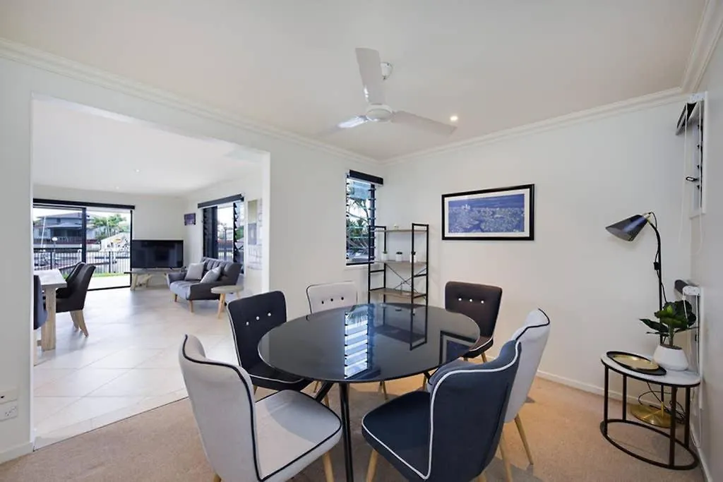 Gold Coast Stunning Waterfront Holiday Retreat Biggera Waters